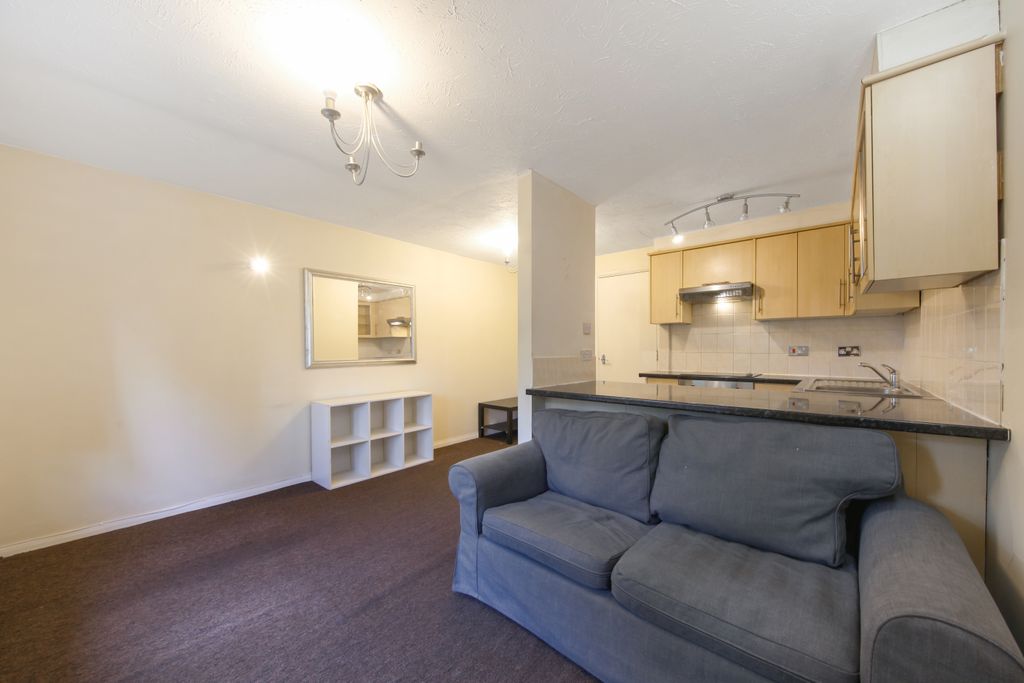 Property photo 1 of 8 Flat 17, Lister Court - i7Jkebdsbbdbexhr4Irn