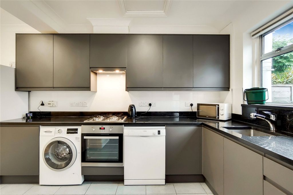 Property photo 3 of 10 Kitchen