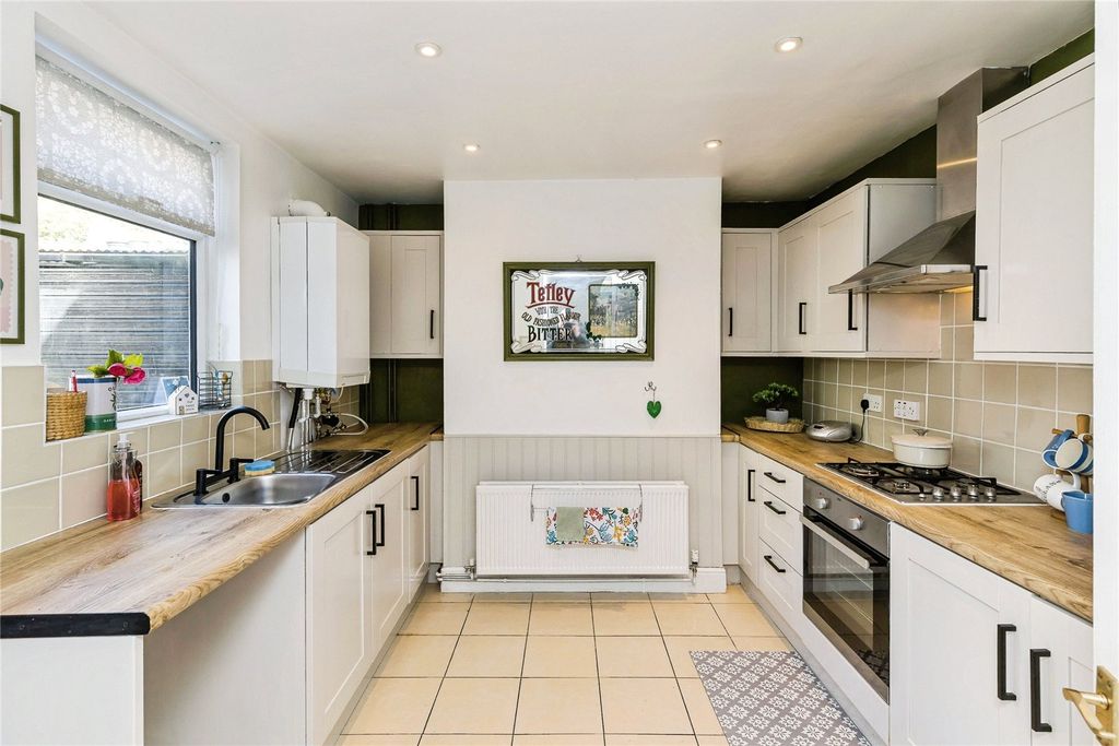 Property photo 2 of 25 Kitchen