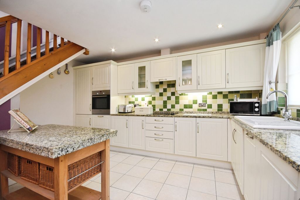 Property photo 3 of 12 Kitchen
