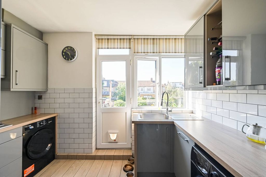 Property photo 3 of 23