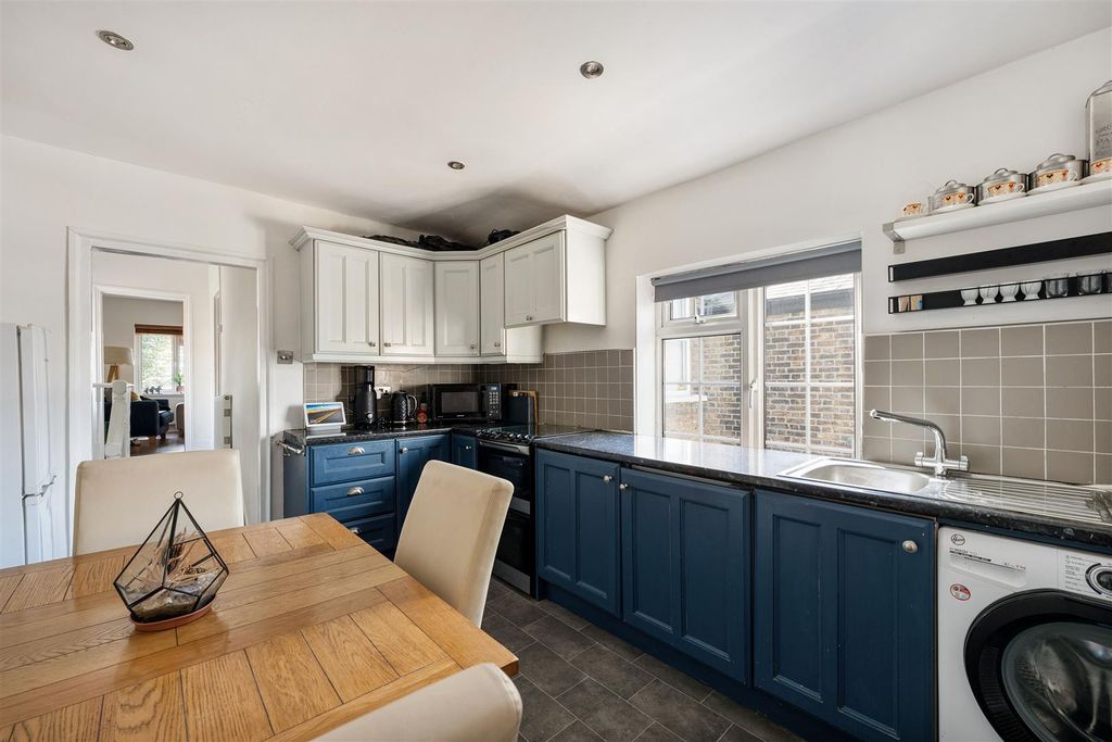 Property photo 2 of 28 Victoria Road, E17