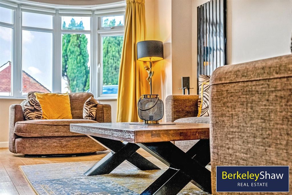 Property photo 3 of 32 Living/Dining Room