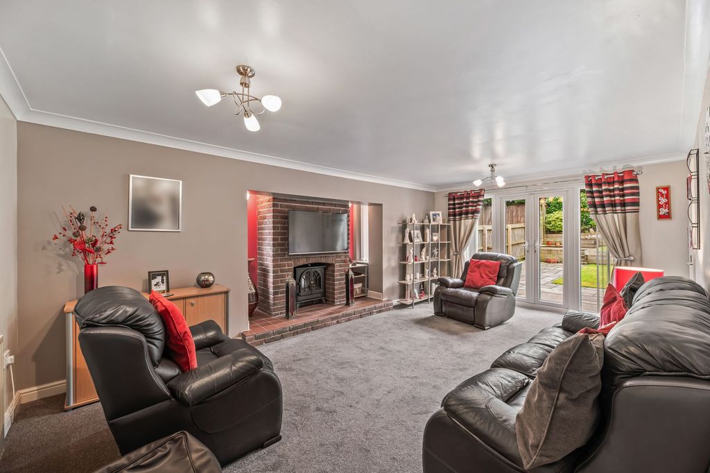 Property photo 3 of 28 Lounge