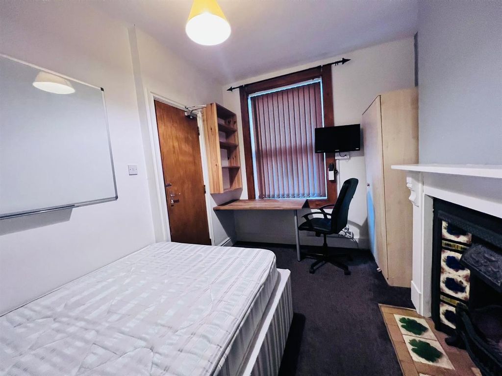 Property photo 2 of 7 Bedroom One