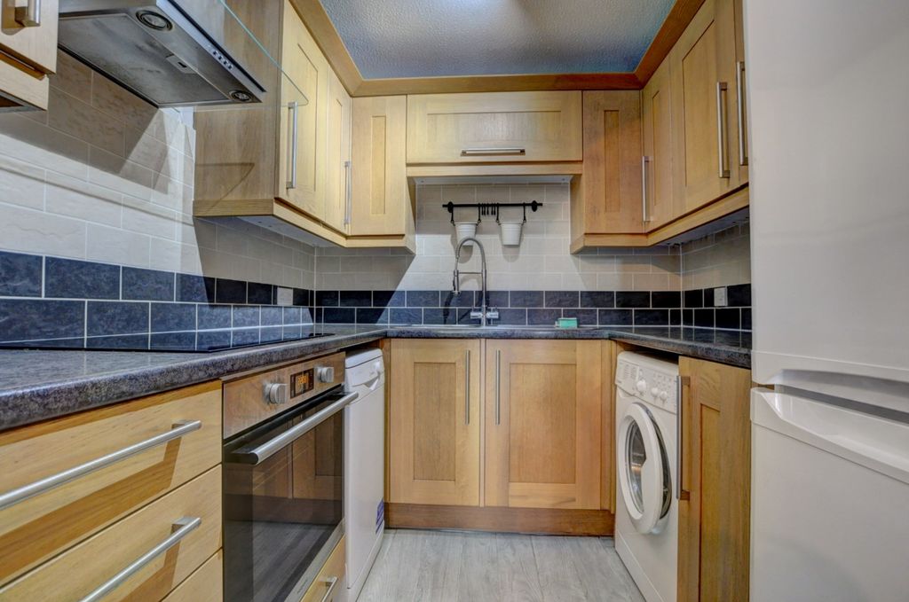 Property photo 3 of 8 60000117-Hr-3