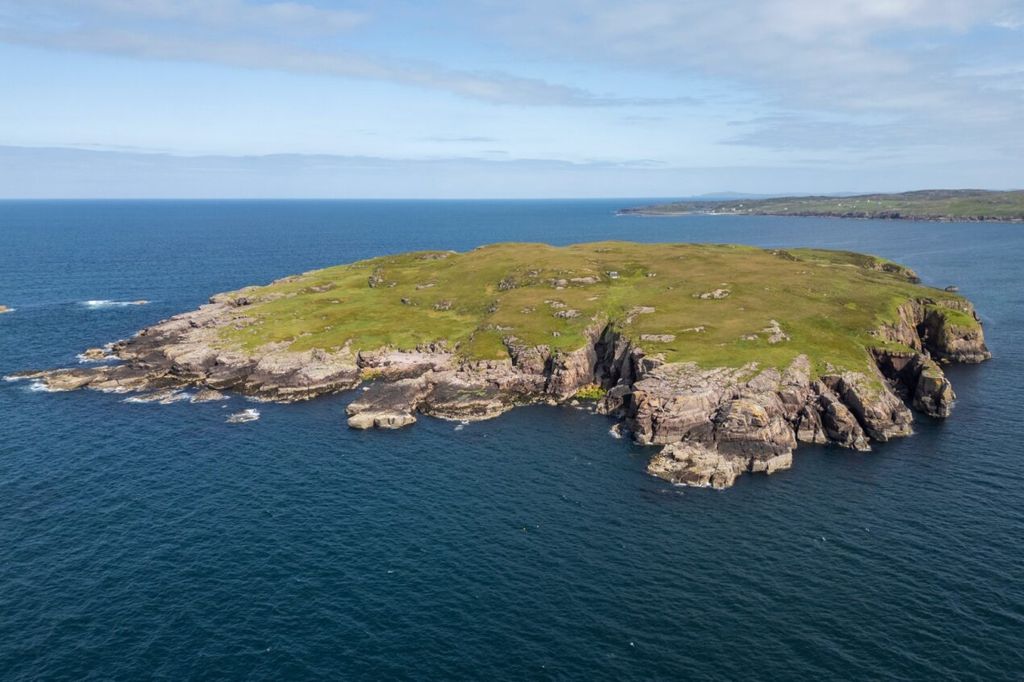 Property photo 2 of 10 Mullagrach Island Polbain, Achiltibuie, Wester Ross, IV26 2Yn