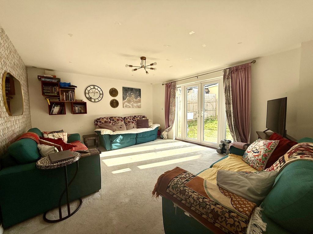 Property photo 3 of 20 Living Room