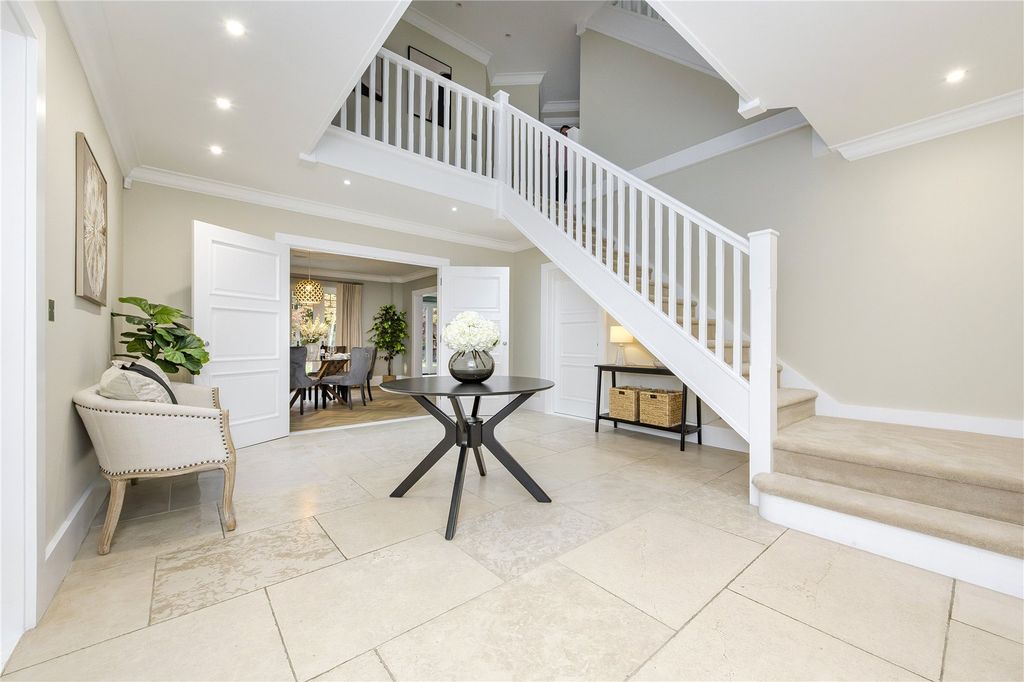 Property photo 3 of 20 Entrance Hall