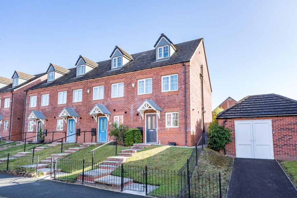 Property photo 1 of 17 15 Station Road External.Jpg