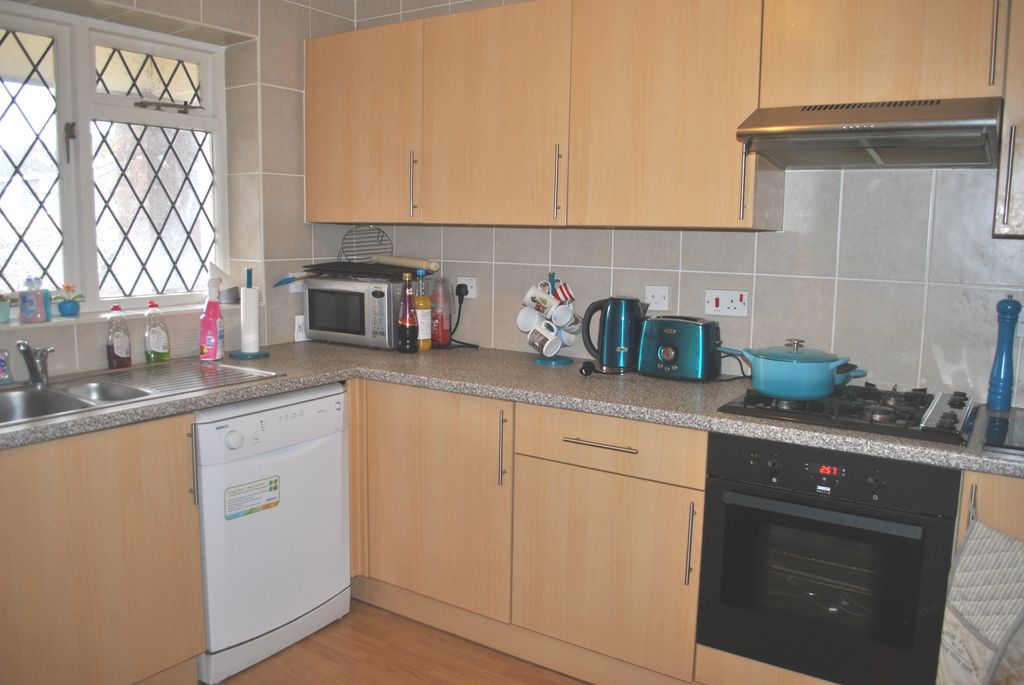 Property photo 2 of 6 Kitchen