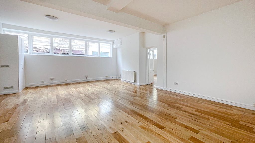 Property photo 3 of 7 1516 Pmebroke Mews Kensington W8 Office To Let West London Int 1.Jpg