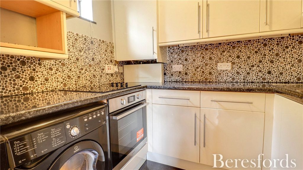 Property photo 3 of 9 Kitchen