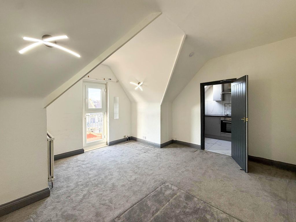 Property photo 3 of 11 Loft