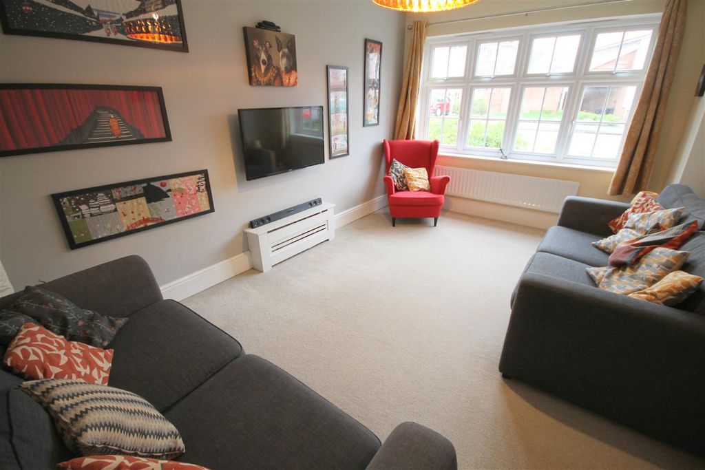 Property photo 2 of 20 W Lounge 1.Jpg