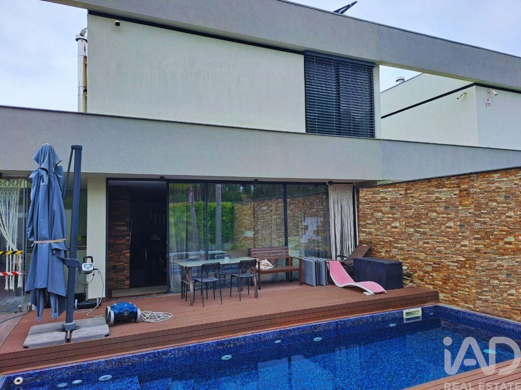 Property photo 2 of 32