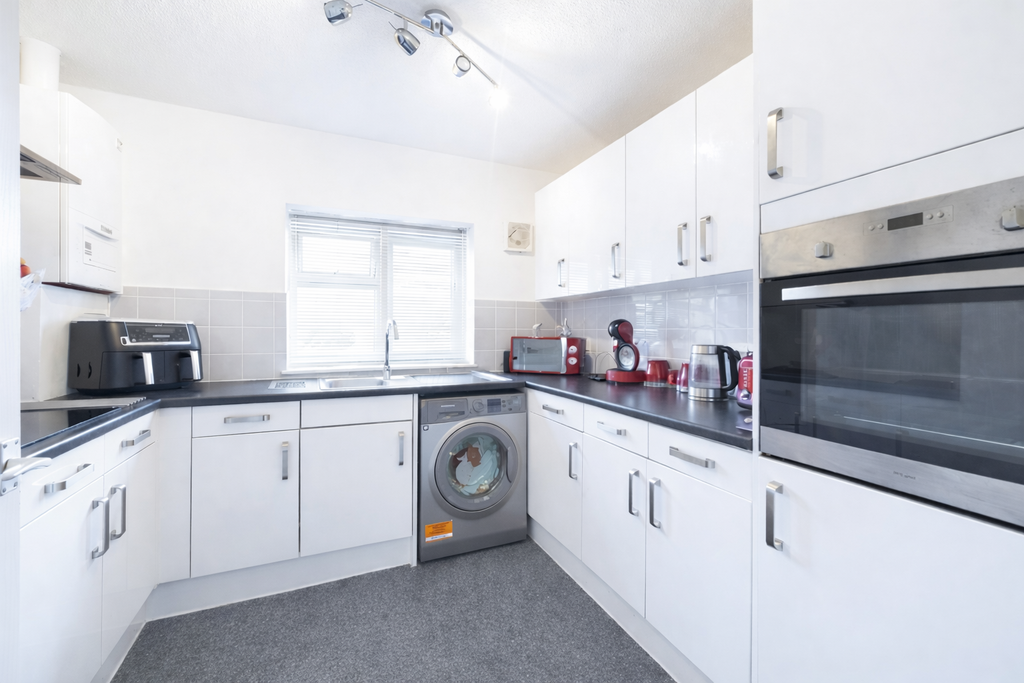 Property photo 3 of 10 Kitchen