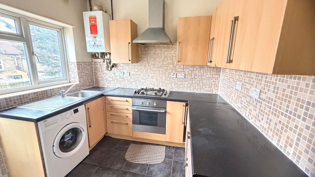 Property photo 1 of 6 2 Bed Flat To Rent Burges Road, London E6
