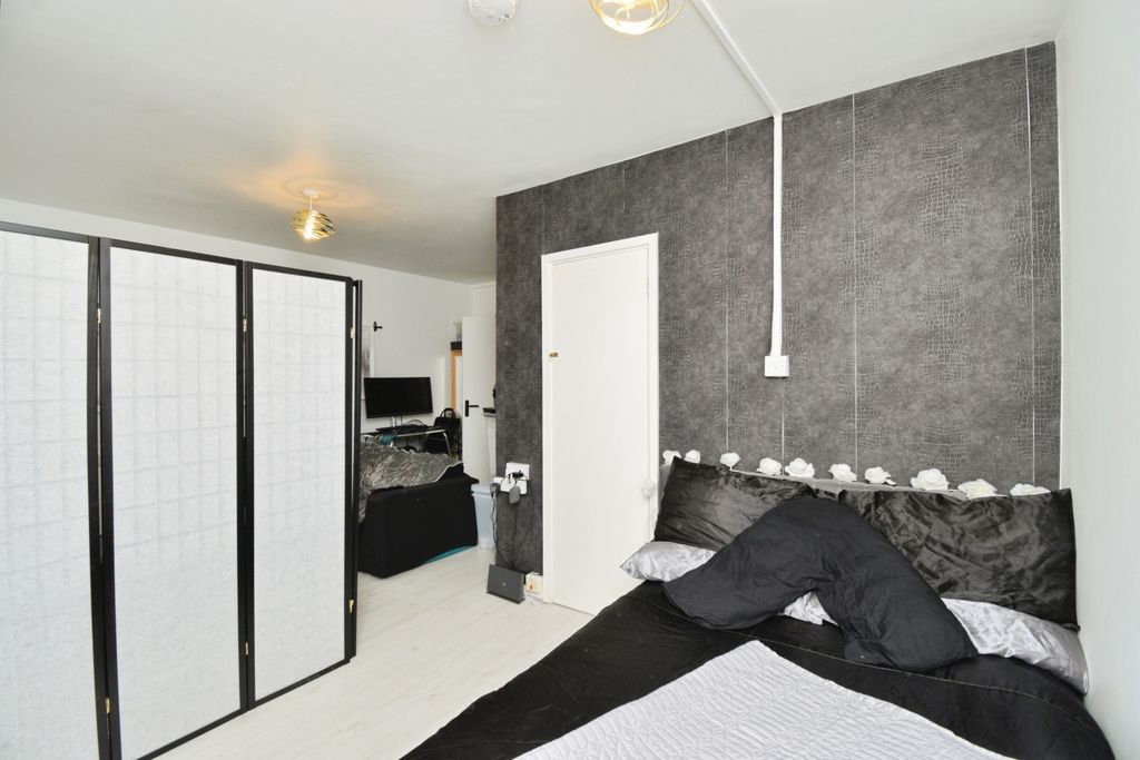 Property photo 3 of 20 Bedroom