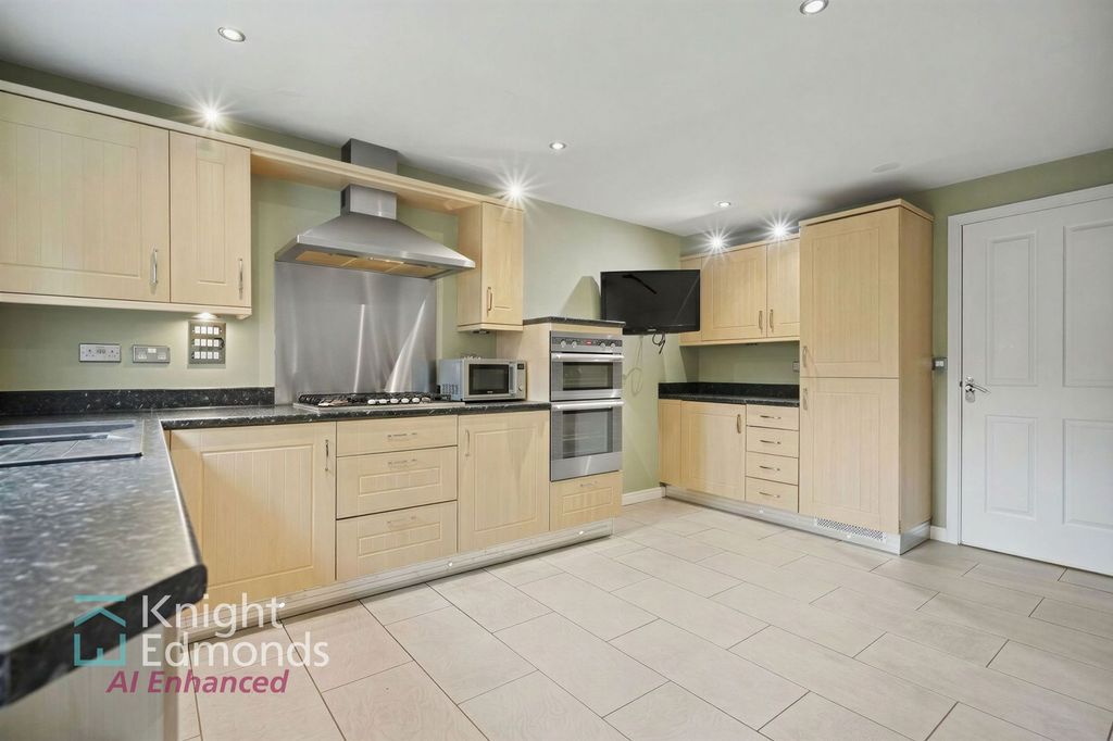 Property photo 3 of 21 Kitchen