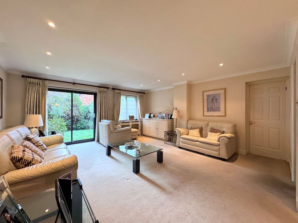 Property photo 2 of 20 Lounge