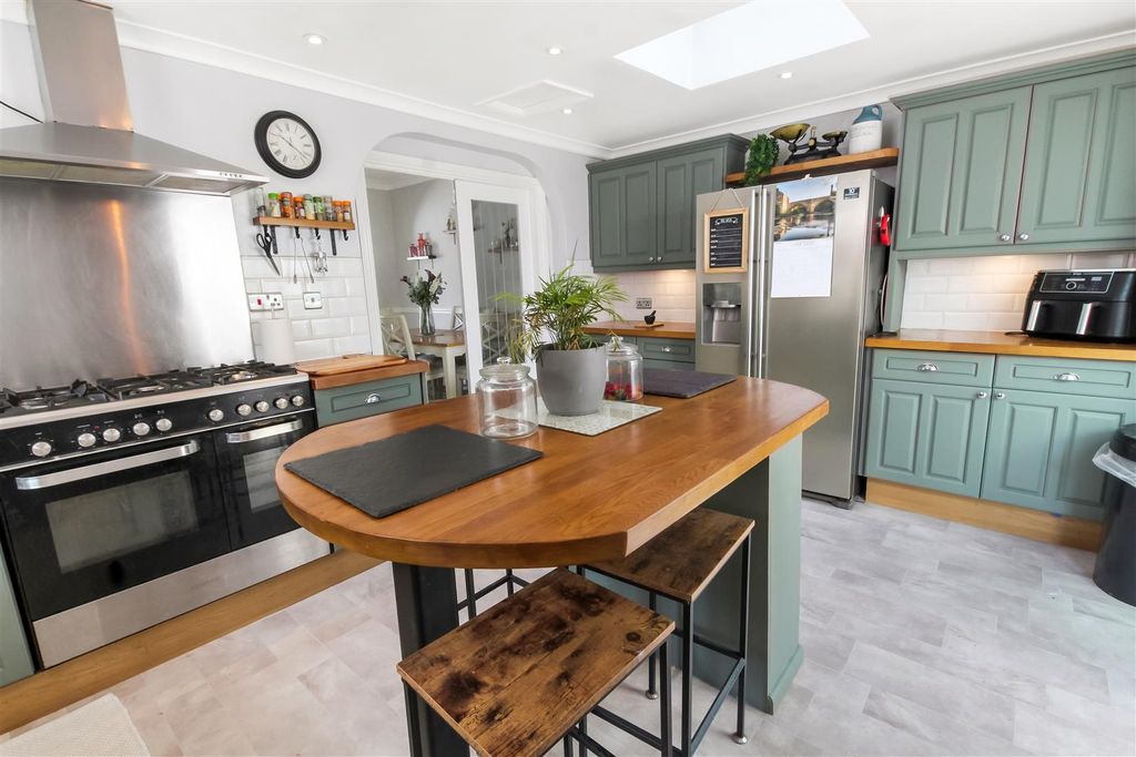 Property photo 3 of 18 Kitchen