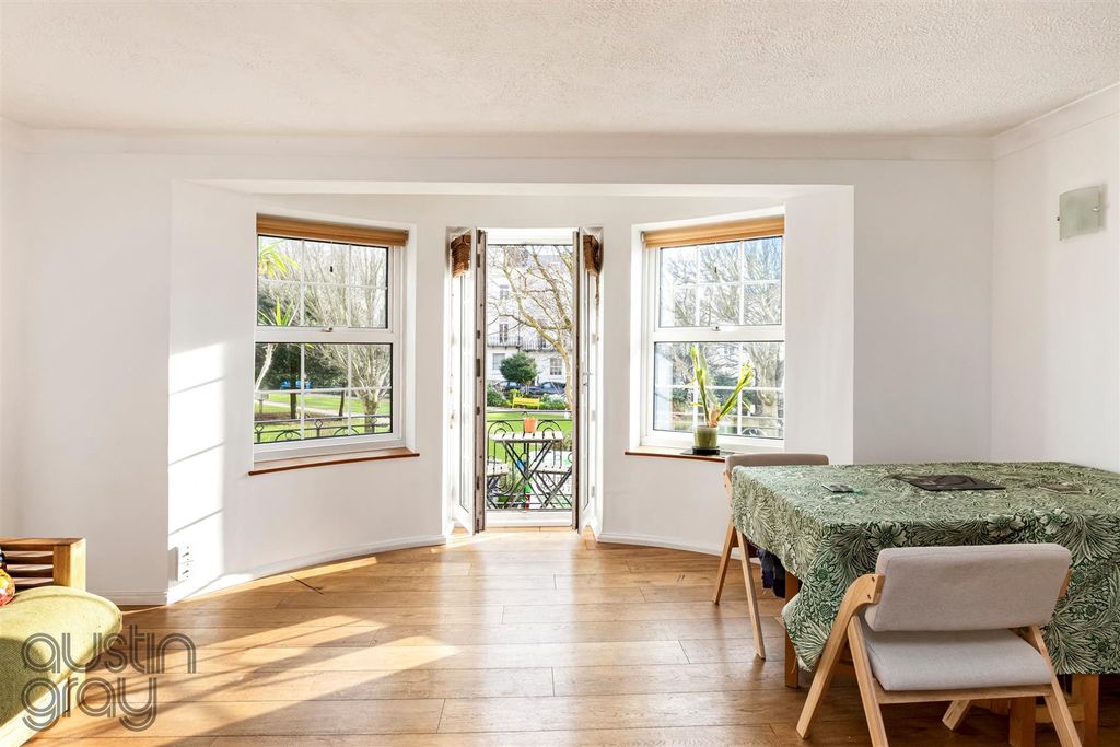 Property photo 1 of 19 Norfolk Square, Dorchester Court, 4-002.Jpg