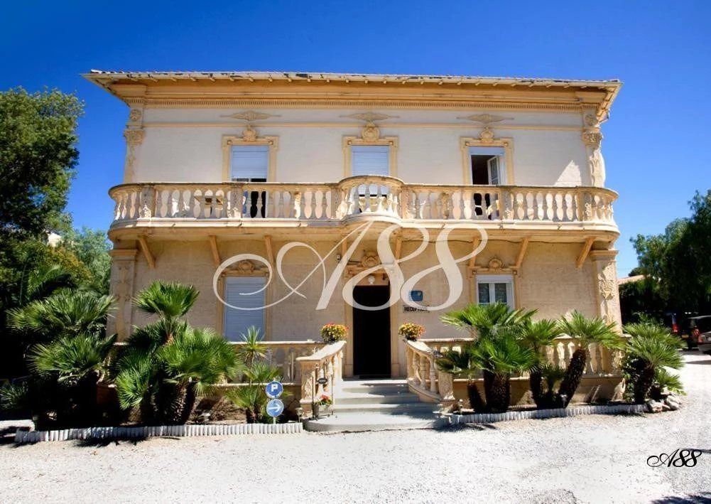Property photo 1 of 14 3 Star Hotel - Trading Place + Walls + House - Saint-Raphaël