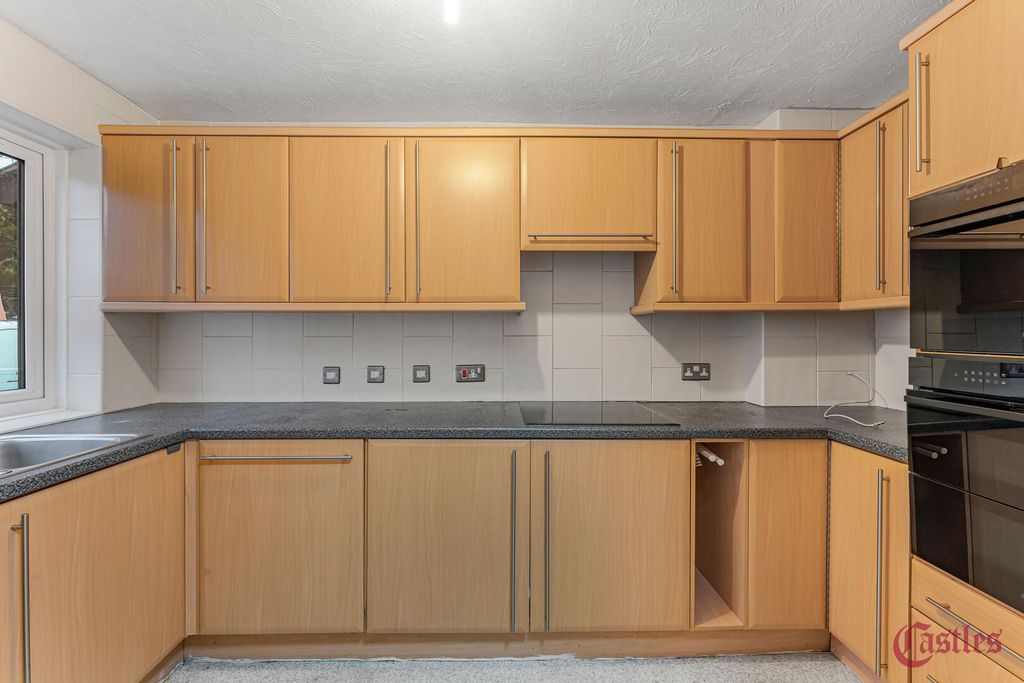 Property photo 3 of 20 Kitchen