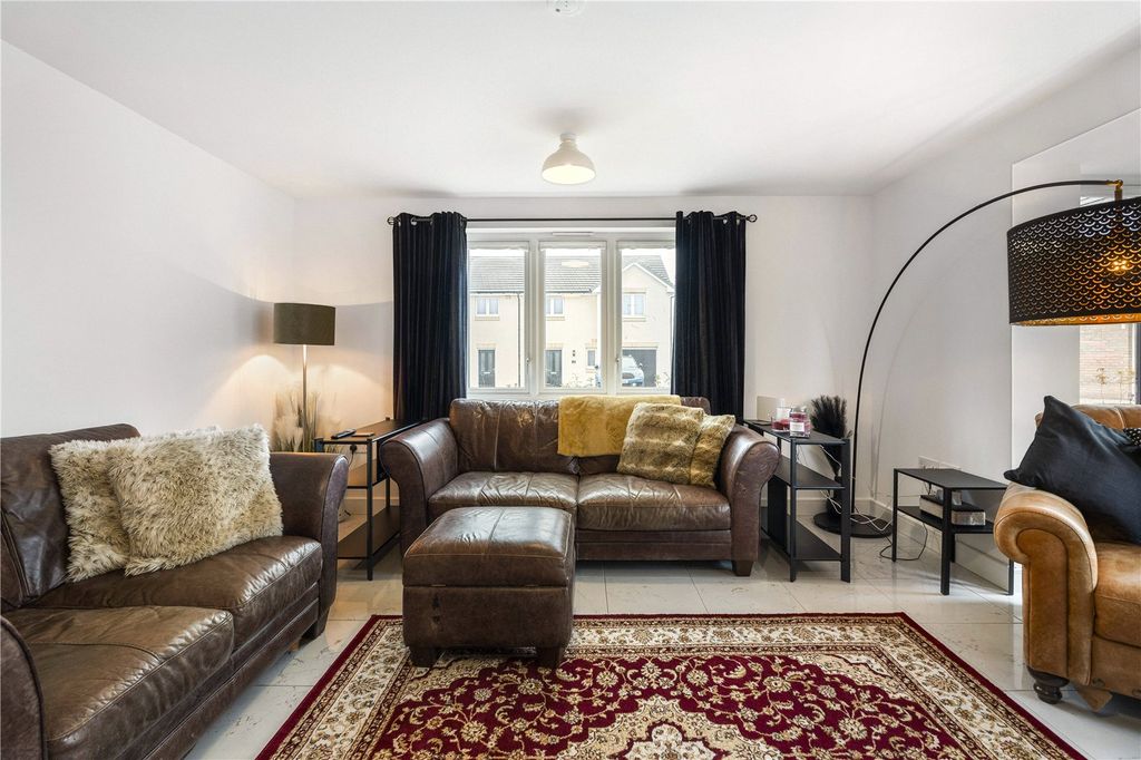 Property photo 3 of 28 2 Niven Way 31