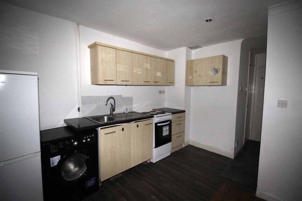 Property photo 3 of 6 999 Kitchen.Jpg