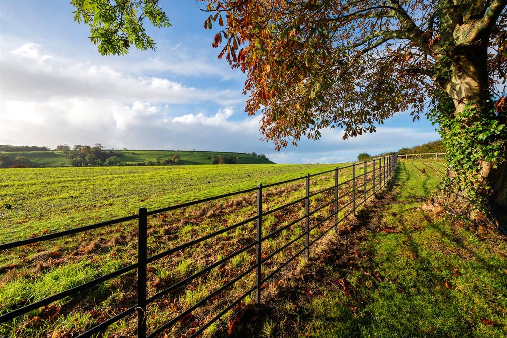 Property photo 3 of 23 Garden/View