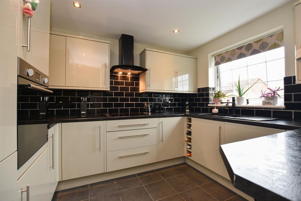 Property photo 3 of 15 Kitchen