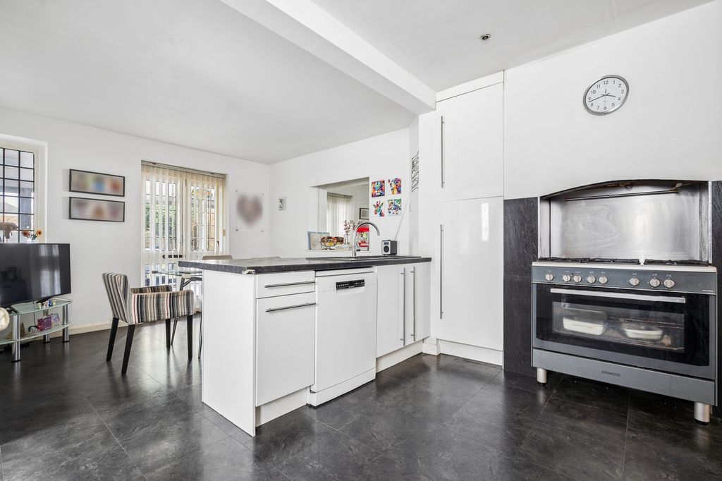 Property photo 3 of 30