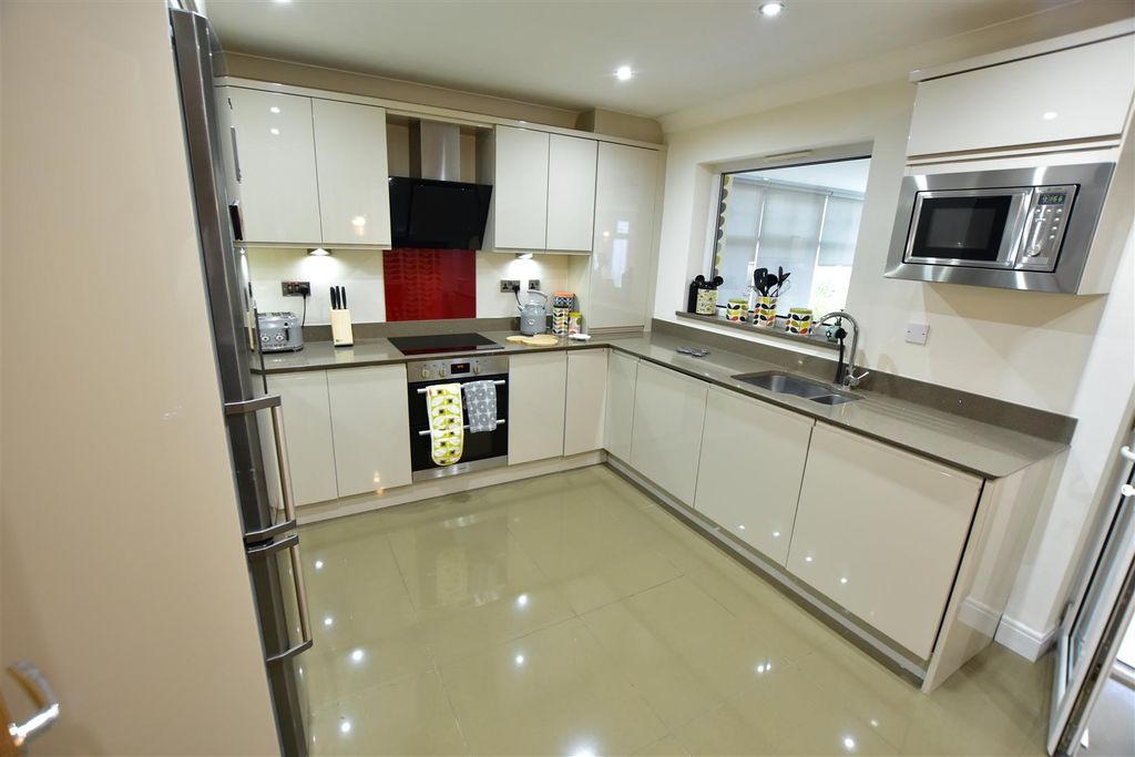Property photo 3 of 14 Dining Kitchen