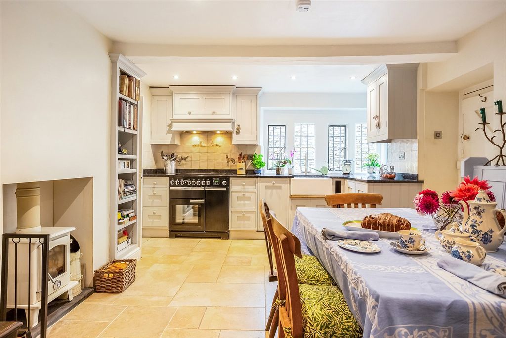 Property photo 3 of 15 Kitchen/Breakfast