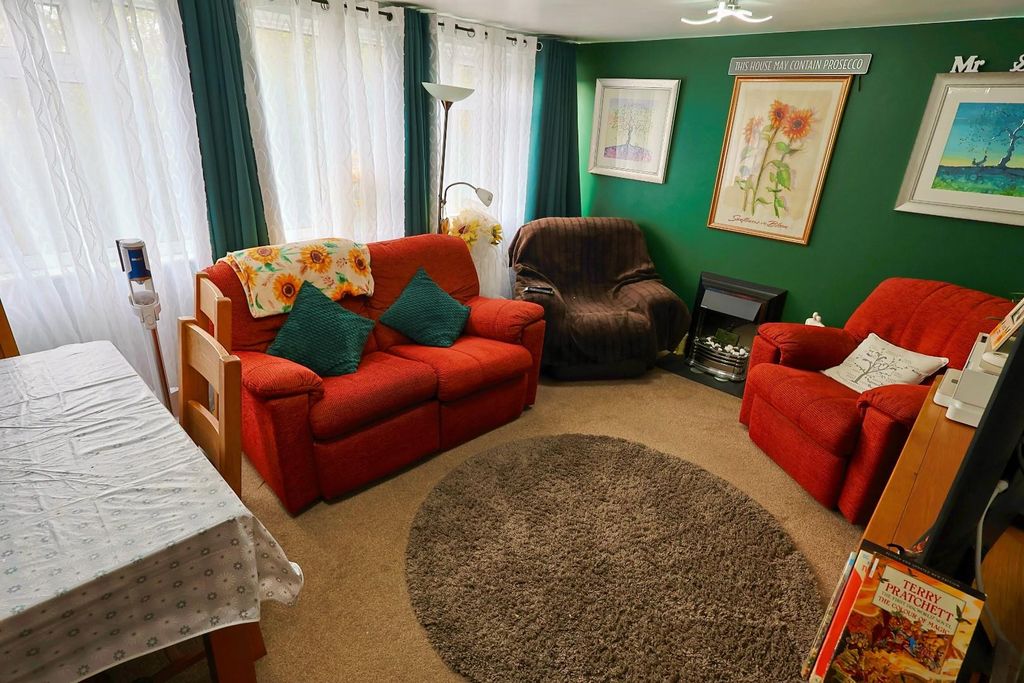 Property photo 3 of 8 Lounge / Diner