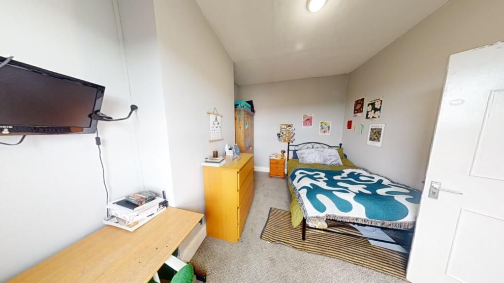 Property photo 2 of 10 A Bright And Tidy Single Bedroom Featuring A Cozy ...