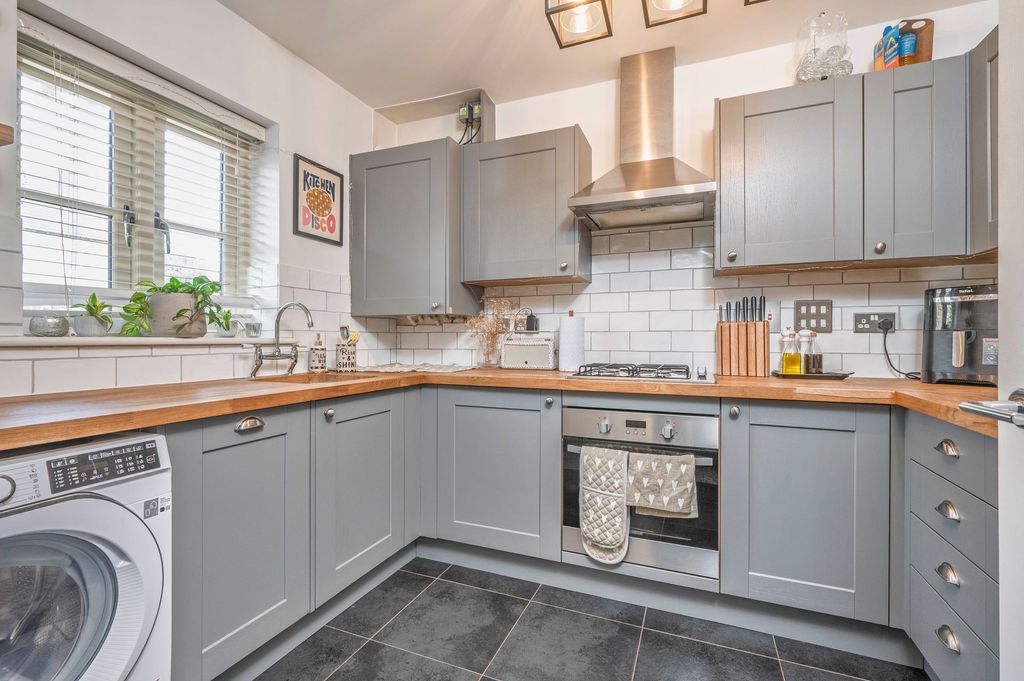 Property photo 3 of 14 Kitchen