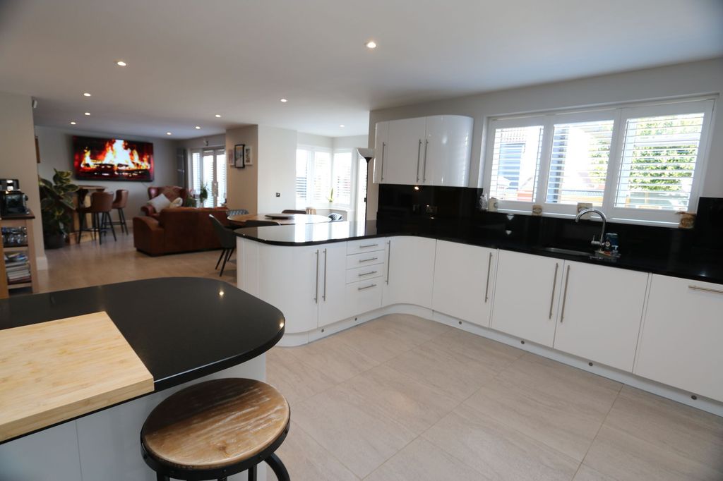 Property photo 2 of 46