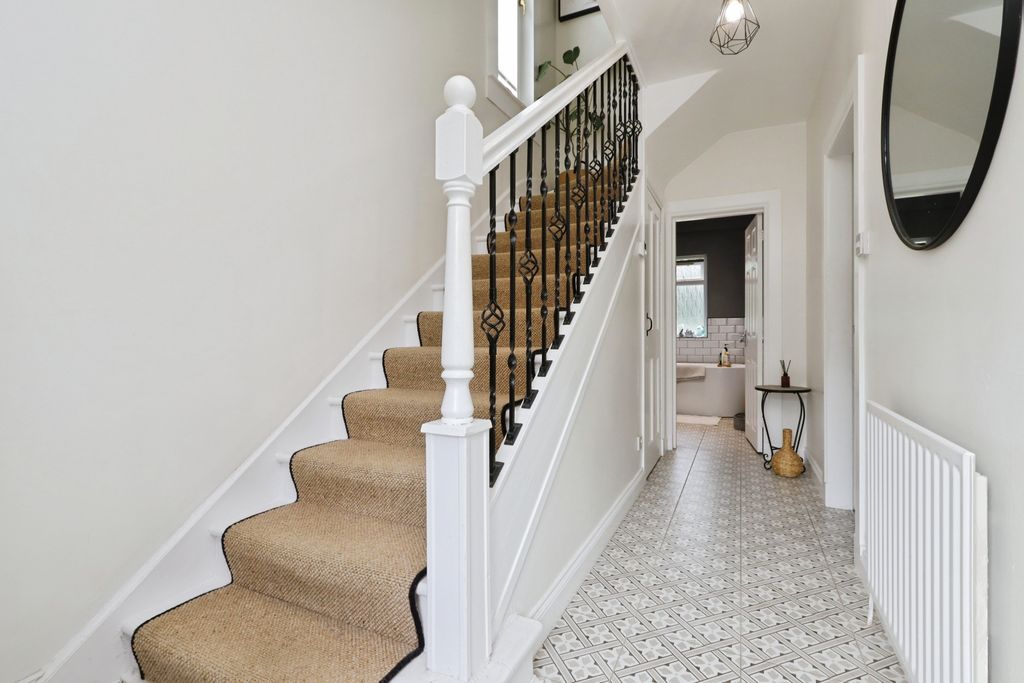 Property photo 3 of 15 Entrance Hallway