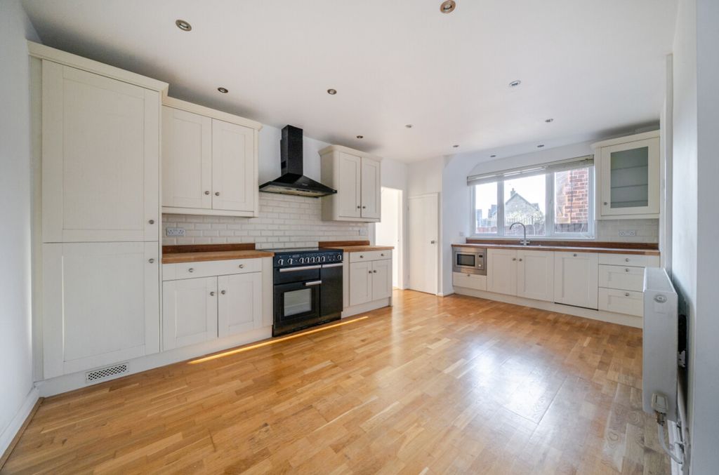Property photo 2 of 18 Spacious Kitchen