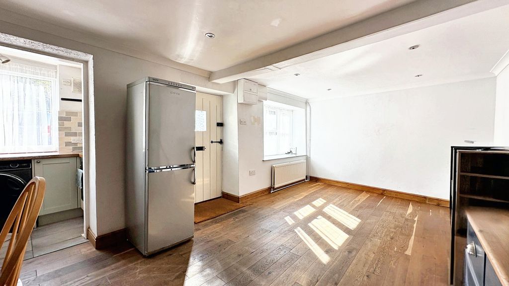 Property photo 2 of 17 dc8cd21d-7Fd4-4320-938F-Da67Ada59B82.Jpeg