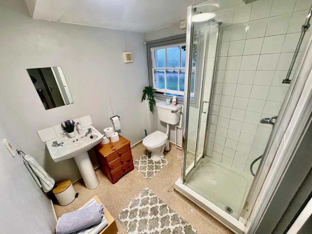 Property photo 3 of 5 Bh R1 Bathroom .Jpeg