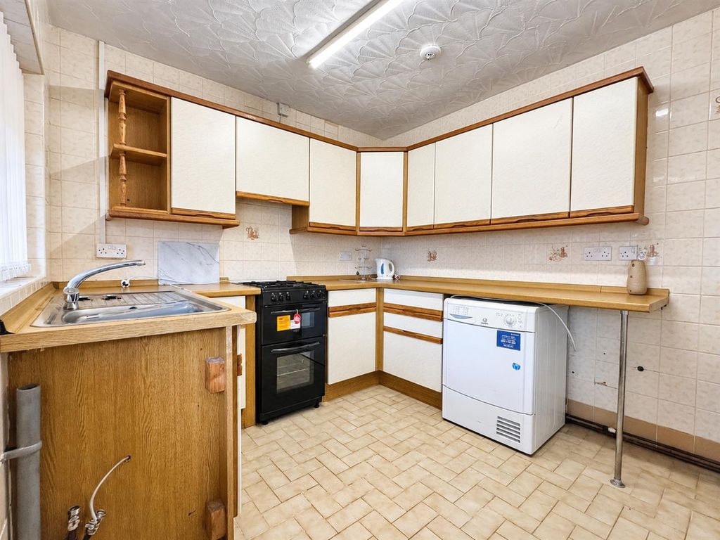 Property photo 2 of 11 Kitchen