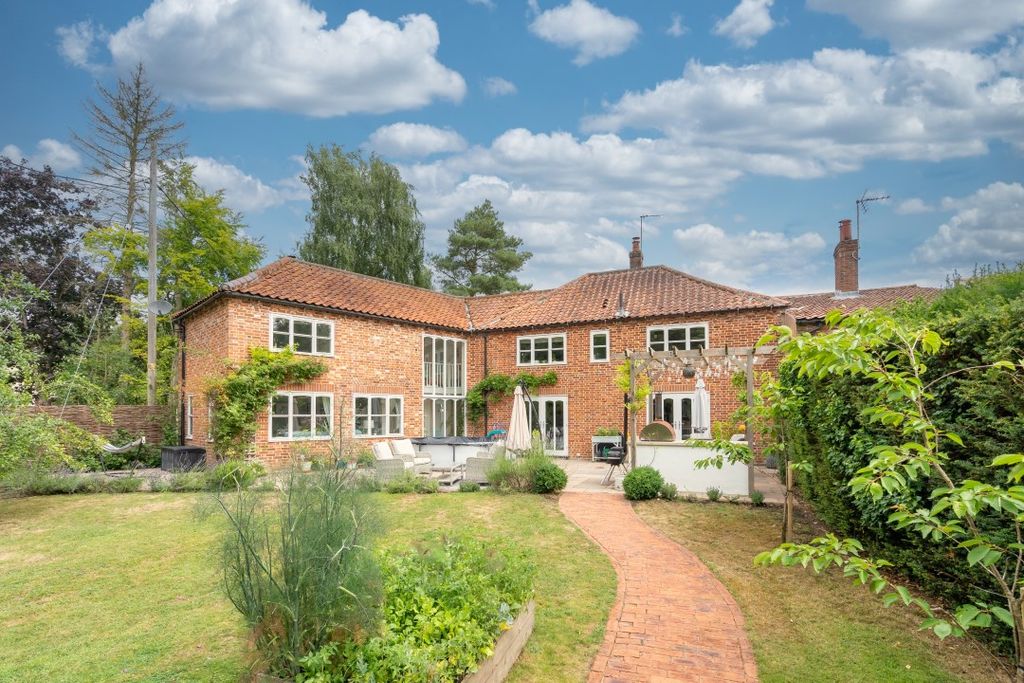 Property photo 2 of 32