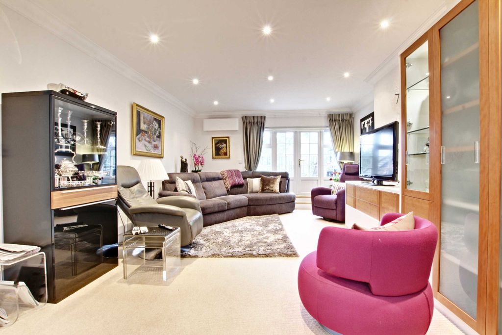 Property photo 3 of 8 Photo