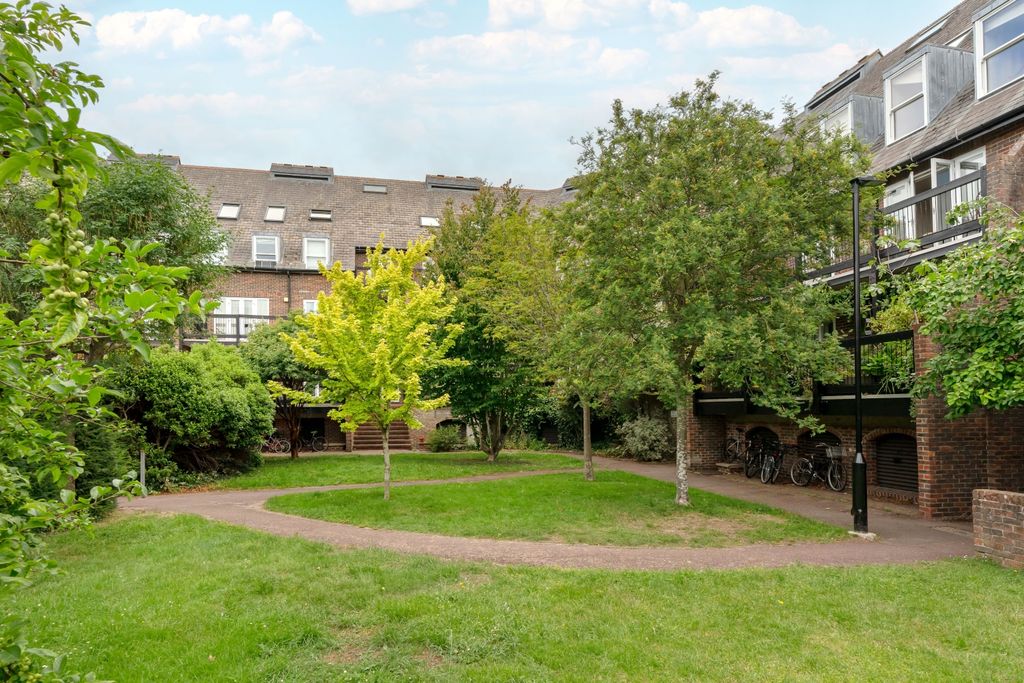Property photo 1 of 9 Communal Garden