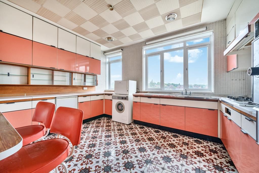 Property photo 3 of 10 Kitchen