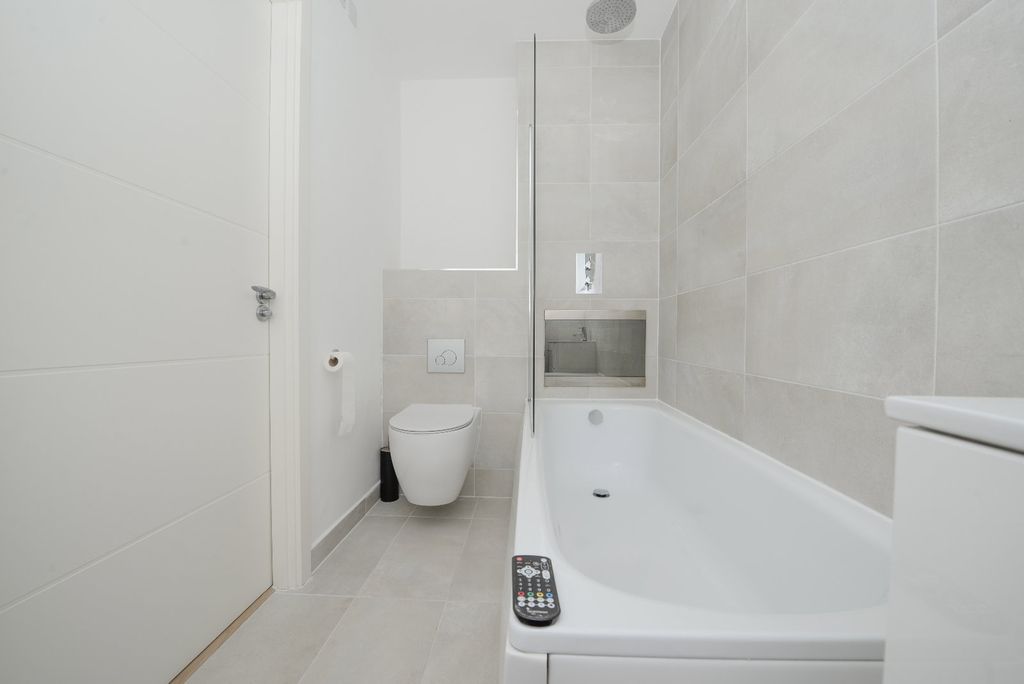 Additional image 10 of 1 bed flat for saleRoyal Crescent Apartments, Royal Crescent Road, Ocean Village SO14